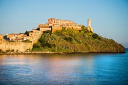 Una delle residenze di Napoleone sull'Isola d'Elba si trova presso Portoferraio, tra Forte Stella e Forte Falcone, ed è conosciuta come Villa dei Mulini. L'imperatore francese ...
