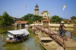 Villaggio di Kenh Ga, nei dintorni di Ninh Binh: il Vietnam sa offrire scenari davvero unici, come nel caso di questo piccolo villaggio costruito sulle rive del fiume, abitato prevalentemente ...