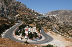 Il piccolo villaggio di Menetes si trova sull'isola Karpathos, all'estremo sud dell'arcipelago del Dodecaneso, nel mare Egeo della Grecia - © wesolc / Shutterstock.com