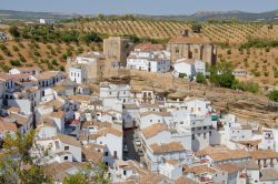Veduta panoramica del candido villaggio di Setenil de las Bodegas, in Andalusia - © Francisco Javier Gil / Shutterstock.com