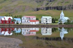 A Seydisfjordur, lungo la costa nord-orientale dell'Islanda, le case tradizionali sono rigorosamente di legno, hanno il tetto a punta e le pareti rosse o di colori pastello - © San-Spek ...