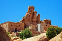 Villaggio di Tafraoute in Marocco, con le incombenti rocce dell'Anti Atlante - © Zastolskiy Victor / Shutterstock.com