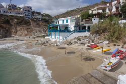 Villaggio sulla costa di Icaria in Grecia - © Portokalis / Shutterstock.com