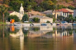 Villaggio costiero di Vlihos a Lefkada, Grecia - Le case del piccolo e grazioso villaggio di Vlihos si affacciano sulle acuqe dello Ionio © Georgios Alexandris / Shutterstock.com