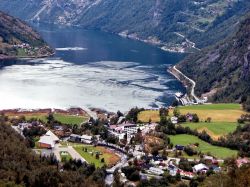 Villaggio di Geiranger e fiordo UNESCO Norvegia. ...