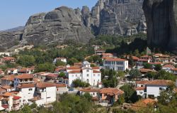 Il villaggio di Kastraki nei pressi di Kalambaka, Grecia - Con la sua caratteristica posizione fra i pinnacoli delle Meteore, questo tradizionale centro della Tessaglia è il luogo perfetto ...