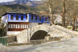 Scorcio sul villaggio di Moustheni, Kavala - Nei pressi della macedone Kavala sorge il piccolo villaggio di Moustheni caratteristico per le sue tipiche abitazioni in pietra dalle facciate dipinte ...