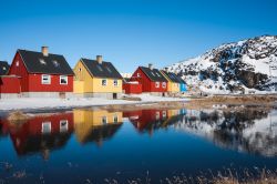 Un pittoresco villaggio in Groenlandia, non distante da Qeqertarsuaq  - © Yongyut Kumsri / Shutterstock.com