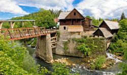 Scorcio panoramico sul fiume Rastoke, Plitvice - Un caratteristico villaggio croato costruito sul corso del fiume Rastoke nei pressi di Plitvice © xbrchx / Shutterstock.com