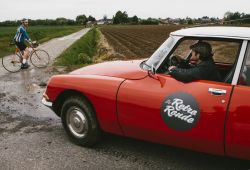 Il Vintage domina sulle strade delle Fiandre quando si svolge la Retro Ronde! Anche le automobili in strada ci riportano agli anni'50. Foto di Jesse Willems - © www.retroronde.be