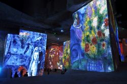 Visitare le Carrieres de Lumieres, le cave di Les Baux-de-Provence trasformate in un teatro multimediale magico della Provenza