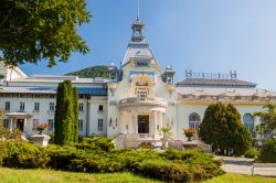 La torre del Castello a Sinaia: il Castello di Peles in Romania - © Sorin Colac / Shutterstock.com