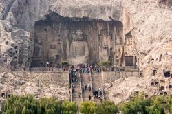 Visitatori alle grotte Longmen di Luoyang in ...