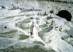 Visitatori sulle piscine naturali di Pamukkale ...