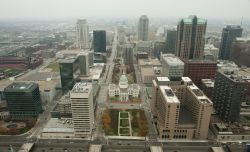 La vista panoramica  del centro di Saint Louis dal Gateway Arch della città del Missouri  - © Missouri Division of Tourism