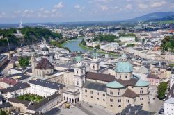 Salisburgo si può ammirare dal Castello Hoehnsalzburg. In questa immagine si vede il centro storico, sulla riva destra del fiume Salzach, con in primo piano la chiesa dei Francescani ...