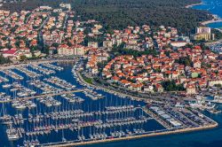 Una vista aerea di Biograd na Moru, località apprezzata per il suo patrimonio storico e culturale. Un tempo città dove venivano inconronati i re croati, oggi è un fiorente ...