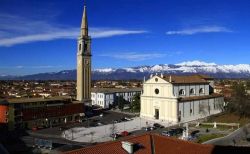 Vista aerea del Centro di Cordenons: su tutto domina il campanile della chiesa di Santa Maria Maggiore