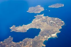 Veduta aerea dell'arcipelago delle Cicladi (Grecia sud-orientale). Nella foto Milos - la più grande - Kimolos e Polyaegos - © Hamady / Shutterstock.com