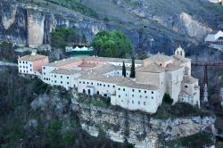 Il Parador di Cuenca (Castiglia-La Mancia, Spagna) ha sede nell'antico convento di San Pablo, fondato nel Millecinquecento e circondato da un paesaggio fiabesco, fatto di rocce a strapiombo ...