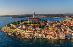 Vista aerea di Rovinj al tramonto. Da notare ll compatto centro storico di Rovigno, con il duomo di Santa Eufemia. Ci troviamo sulle coste dell'Istria, in Croazia - © OPIS Zagreb / ...