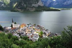 Veduta aerea del borgo di Hallstatt. Il villaggio, Patrimonio dell'Umanità dell'UNESCO si trova in Alta Austria, sull'omonimo lago della regione del Salzkammergut - © ...