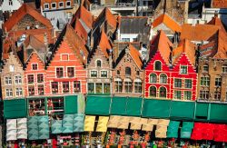 Vista aerea sul Markt di Bruges, Belgio - Dalle acque dei canali o dall'alto del cielo, il panorama offerto dalla città fiamminga a turisti e visitatori è uno dei più ...