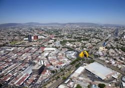 Vista aerea del centro di Guadalajara: la moderna capitale dello Stato di Jalisco è popolata da oltre quattro milioni di abitanti, ma nella sua storia è stata ripetutamente fondata ...