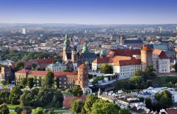 Vista aerea del centro storico di Cracovia e in primo piano la collina ed il castello del Wawel - © Nahlik / Shutterstock.com