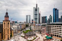 Veduta aerea del centro di Francoforte, Germania, dove edifici storici incontrano palazzi moderni e grattacieli  - © Christian Mueller / Shutterstock.com