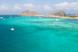 Vista aerea del mare caraibico: ci troviamo su di un piccolo aereo che collega l'arcipelago di Los Roques con la capitale del Venezuela, Caracas. Nel passato anche recente questa tratta ...