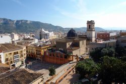 Vista aerea del centro di Denia in Spagna. La famosa destinazione turistica si trova lungo la Costa Blanca, a sud della Catalogna, nella Comunità Valenciana - © bright / Shutterstock.com ...