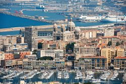 Vista aerea della baia di Marsiglia in Provenza, ...