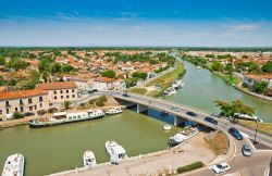 Vista aerea di Aigues Mortes a ovest della Camargue, Francia - Le imbarcazioni ormeggiate lungo le sponde dei canali contribuiscono a rendere ancora più suggestivo il panorama di Aigues ...