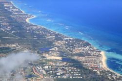 Vista aerea delle splendide spiagge di Punta Cana, siamo sulla costa orientale della Repubblica Dominicana ai Caraibi - © Vlad G / Shutterstock.com