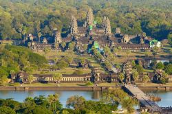 Vista aerea durante un tour in mongolfiera (pallone aerostatico) in volo su Angkor Wat in Cambogia - © Alexey Stiop / Shutterstock.com