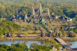 Vista aerea durante un tour in mongolfiera (pallone aerostatico) in volo su Angkor Wat in Cambogia - © Alexey Stiop / Shutterstock.com