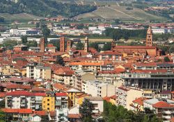 Vista del centro di Alba, Piemonte, Italia. Una ...