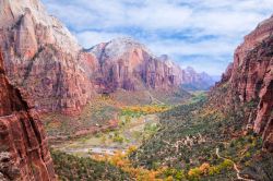 Una veduta d'insieme del Parco Nazionale di Zion, nello Utah, USA. Il canyon di Zion, scavato dal corso del Virgin River, rappresenta il cuore del parco: profondo 800 metri e lungo 24 km ...