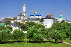 Vista d'insieme del sito Unesco di Sergiev Posad: fu San Sergio che scelto questo luogo per la preghiera, fondò il Monastero della Trinita, che oggi conta numerosi edifici religiosi, ...