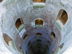 Vista dall'alto del grande Pozzo di San Patrizio ad Orvieto, che era stato voluto dal Papa per avere scorte d'acqua durante gli assedi della città - © Mi.Ti. / shutterstock.com ...