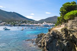 Una suggestiva vista del Golfo di Cadaques, Spagna. Questo solitario villaggio di case bianche è una preziosa località balneare oltre che meta turistica sia per il mare che per ...