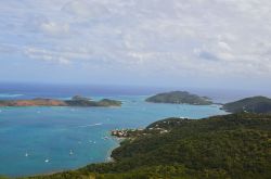 Vista del North Sound - Una delle baie più famose tra i velisti di tutto il mondo per la sua calma e tranquillità. Si affacciano su questo enorme specchio di acqua i Resort più ...