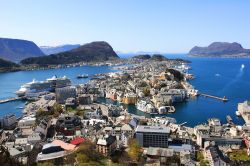 Panorama di Alesund, nella Norvegia occidentale, vista dal monte Aksla: da qui, oltre alla città, si possono ammirare le isole circostanti e le grandiose Alpi di Sunnmøre. ...