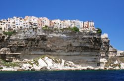 Bonifacio, nel sud della Corsica, è bella da vivere ma anche da ammirare da lontano. Chi arriva in traghetto dalla Sardegna o partecipa a una gita in barca lungo la costa vedrà ...