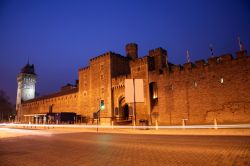 Vista notturna della zona esterna del Castello di Cardiff, Galles - © Bikeworldtravel / Shutterstock.com