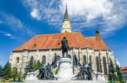 Chiesa di San Michele e statua di Re Mattia, Cluj Napoca - Vista laterale sulla chiesa di Saint Michael e sul monumento innalzato in onore di Mattia Corvino, detto anche il giusto. Appartenente ...