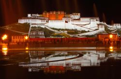 Vista notturna del Potala. Il grande palazzo dei Dalai Lama tibetani si trova a Lhasa la capitale del Tibet, la regione della Cina nel cuore della catena dell'Himalaya - © huyangshu ...