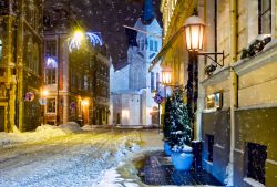 Vista notturna in inverno di Riga Lettonia - © Alexander Tihonov / Shutterstock.com
