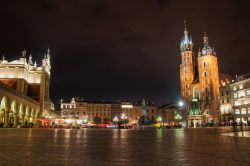 Vista notturna della piazza del Mercato a Cracovia in Polonia. E' una delle piazze medievali più grandi del mondo - © badahos / Shutterstock.com